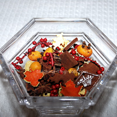 Home made cinnamon potpourri with orange peels, cinnamon sticks make a pretty decor for Christmas.