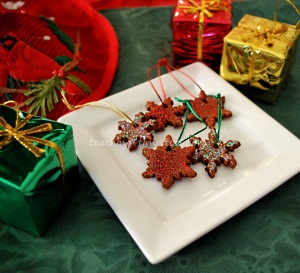 Cinnamon pieces to tie on gifts.