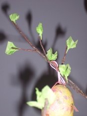 Attaching the leaves on the Easter tree