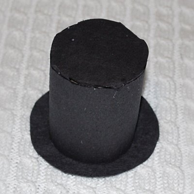 Make this cute Lincoln top hat to celebrate President's Day.