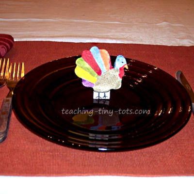 Make a salt dough turkey for Thanksgiving place setting or decorations.